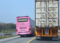 Nhiều lái xe bất chấp nguy hiểm 'vượt ẩu' trên cao tốc Cam Lộ - La Sơn