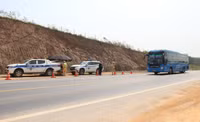 Nhiều lái xe bất chấp nguy hiểm 'vượt ẩu' trên cao tốc Cam Lộ - La Sơn