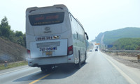 Nhiều lái xe bất chấp nguy hiểm 'vượt ẩu' trên cao tốc Cam Lộ - La Sơn