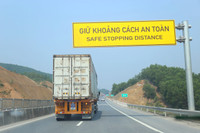 Nhiều lái xe bất chấp nguy hiểm 'vượt ẩu' trên cao tốc Cam Lộ - La Sơn