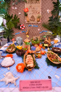 Hào hứng cuộc thi làm bún chả ngày 8/3 của nam giảng viên Sư phạm