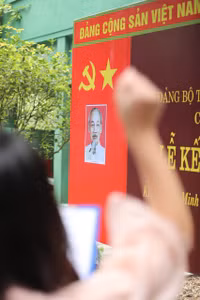 12 sinh viên ưu tú Trường ĐH Thủ đô Hà Nội được kết nạp Đảng