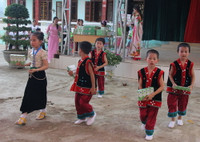 Bộ GD&ĐT tặng gần 4 tấn sữa cho cô, trò vùng biên giới ảnh 8 Bộ GD&ĐT tặng gần 4 tấn sữa cho cô, trò vùng biên giới ảnh 8