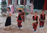 Bộ GD&ĐT tặng gần 4 tấn sữa cho cô, trò vùng biên giới ảnh 8 Bộ GD&ĐT tặng gần 4 tấn sữa cho cô, trò vùng biên giới ảnh 8