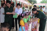 Bộ GD&ĐT tặng gần 4 tấn sữa cho cô, trò vùng biên giới ảnh 5 Bộ GD&ĐT tặng gần 4 tấn sữa cho cô, trò vùng biên giới ảnh 5