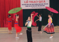 Bộ GD&ĐT tặng gần 4 tấn sữa cho cô, trò vùng biên giới ảnh 3 Bộ GD&ĐT tặng gần 4 tấn sữa cho cô, trò vùng biên giới ảnh 3