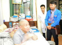Nhà xuất bản Giáo dục Việt Nam tặng quà cho các thương, bệnh binh ảnh 2 Nhà xuất bản Giáo dục Việt Nam tặng quà cho các thương, bệnh binh ảnh 2
