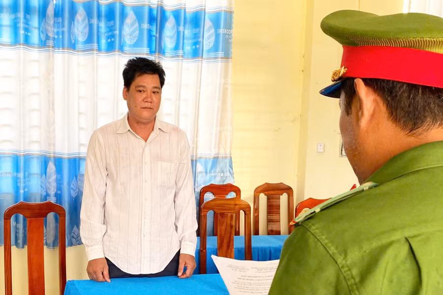 Cơ quan Cảnh sát điều tra Công an tỉnh An Giang tống đạt các quyết định khởi tố vụ án, khởi tố bị can và lệnh cấm đi khỏi nơi cư trú đối với Đỗ Văn Quý. Ảnh: CACC.