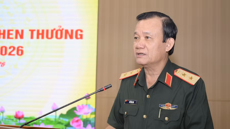 Trung tướng Hồ Văn Thái, Chính ủy Quân khu 9, phát biểu chỉ đạo tại hội nghị.
