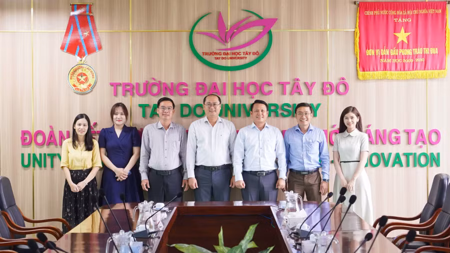 Đại diện Trường Đại học Tây Đô và đoàn công tác của Báo Giáo dục và Thời đại chụp ảnh lưu niệm.