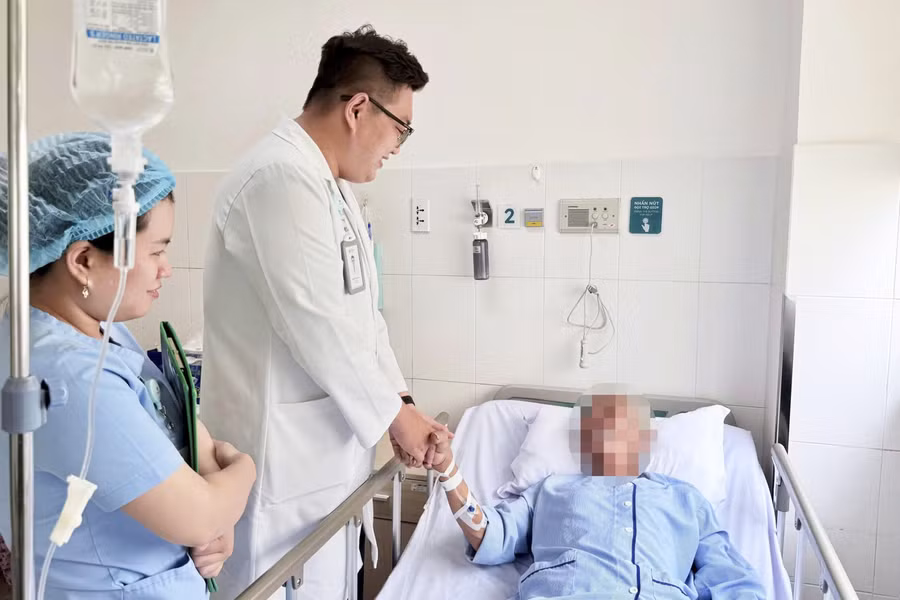 Bác sĩ thăm khám cho bệnh nhân.