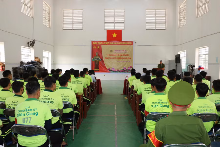 khai-giang-chinh-tri.jpg