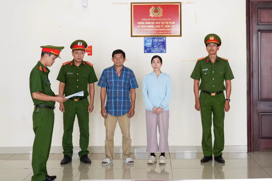 Công an TP Cần Thơ tống đạt Quyết định khởi tố và thực hiện Lệnh bắt tạm giam đối với Lê Văn Hải, ra Quyết định Cấm đi khỏi nơi cư trú đối với Vũ Thanh Thủy. Ảnh: Công an Cần Thơ.