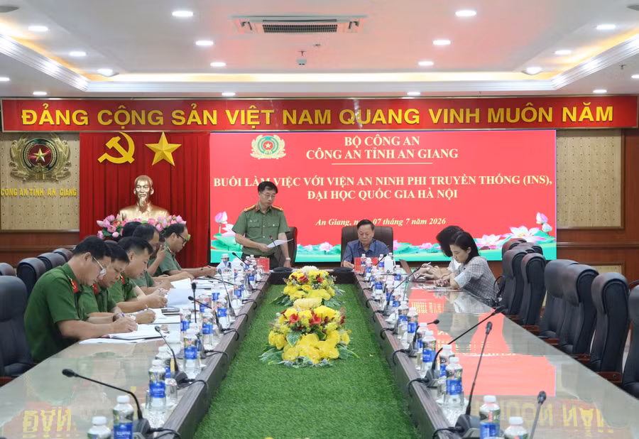 Toàn cảnh buổi làm việc.