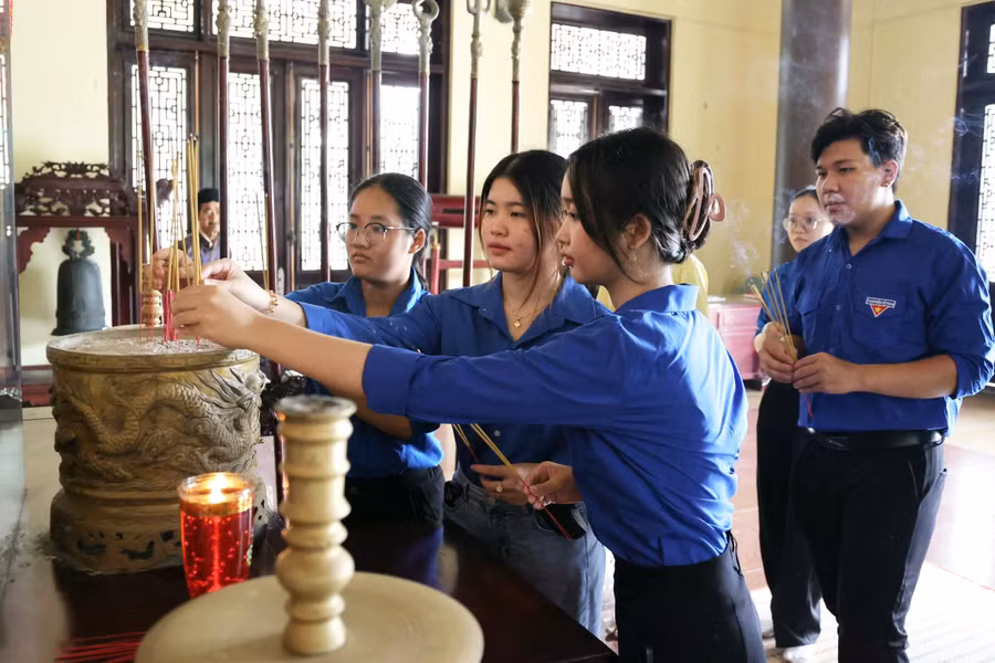 ve-cung-duong-di-san.jpg