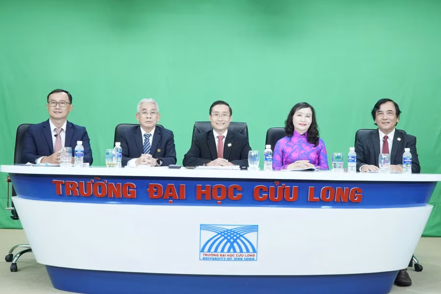 Các chuyên gia, lãnh đạo và đội ngũ tư vấn tuyển sinh của Trường Đại học Cửu Long.