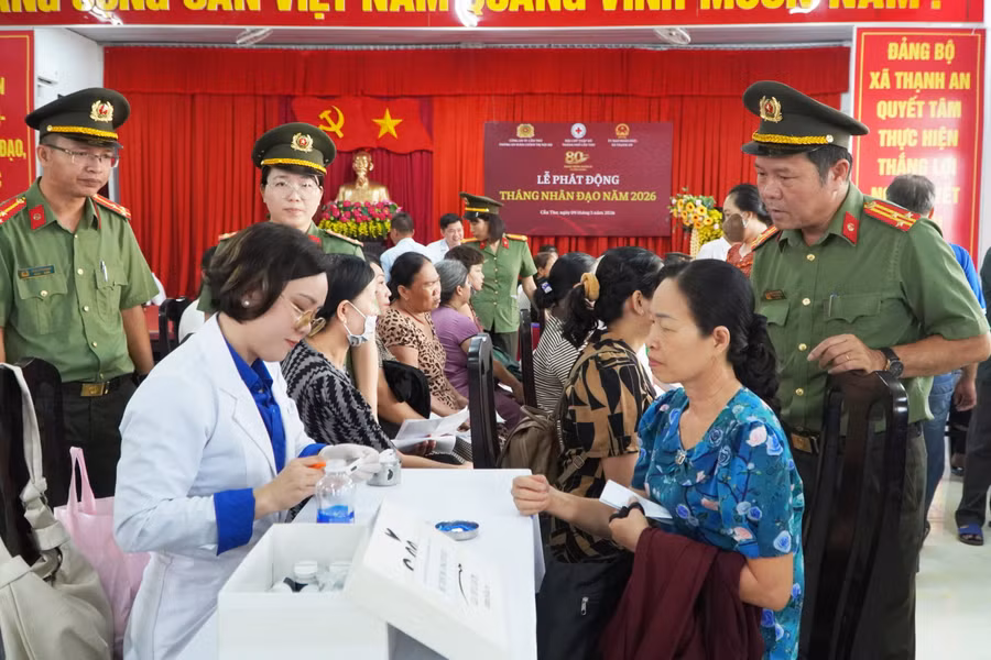 Thượng tá Nguyễn Hoàng Phúc (bên phải), Phó Trưởng Phòng An ninh chính trị nội bộ Công an TP Cần Thơ, thăm hỏi và đồng hành cùng người dân trong quá trình khám chữa bệnh.