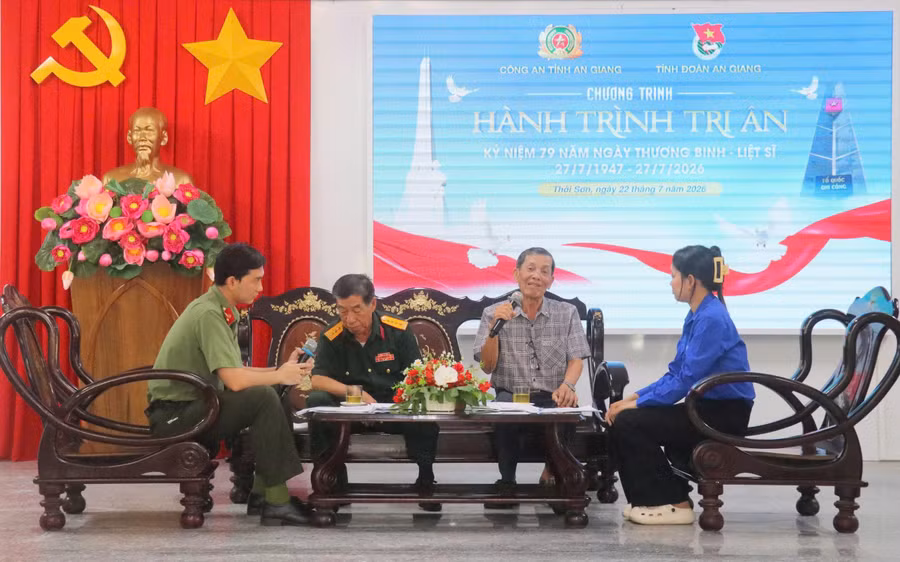 Các nhân chứng lịch sử tham gia tọa đàm với đoàn viên, thanh niên.