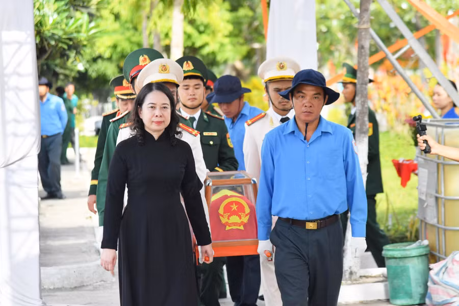 Phó Chủ tịch nước Võ Thị Ánh Xuân dự Lễ viếng, truy điệu và an táng 235 hài cốt liệt sĩ tại An Giang.
