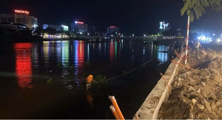 Lực lượng chức năng khẩn trương tìm kiếm nạn nhân mất tích.