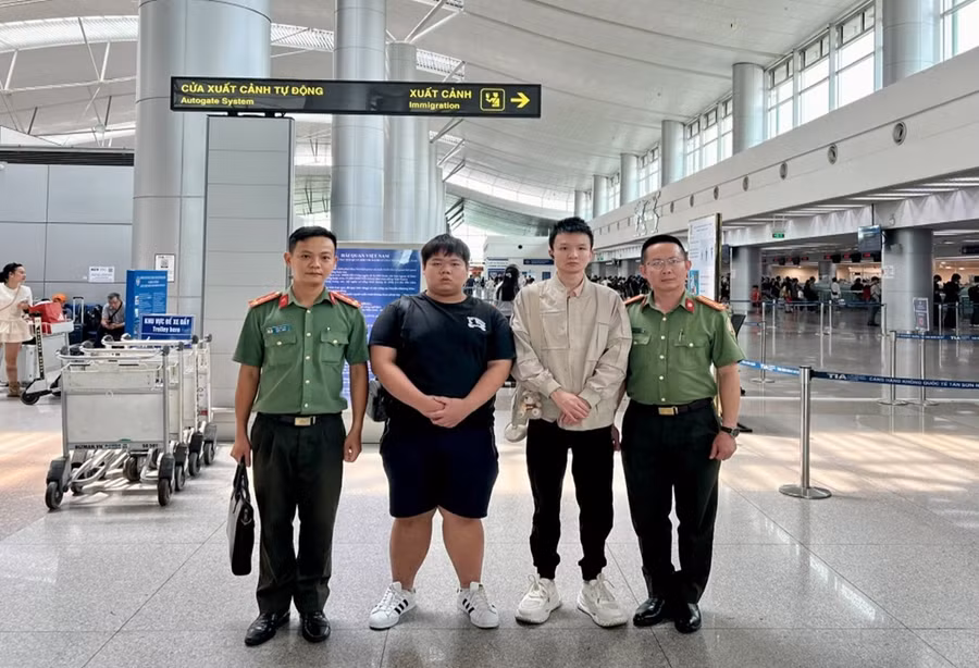 Công an tỉnh An Giang đã đưa 2 công dân Trung Quốc nhập cảnh trái phép đến Cảng hàng không quốc tế Tân Sơn Nhất để làm thủ tục trục xuất. Ảnh: CACC.