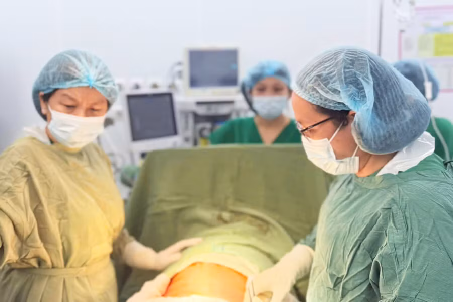 Ê-kíp thực hiện phẫu thuật cấp cứu cho sản phụ mắc bệnh lý tim bẩm sinh hiếm gặp. Ảnh: BVCC.