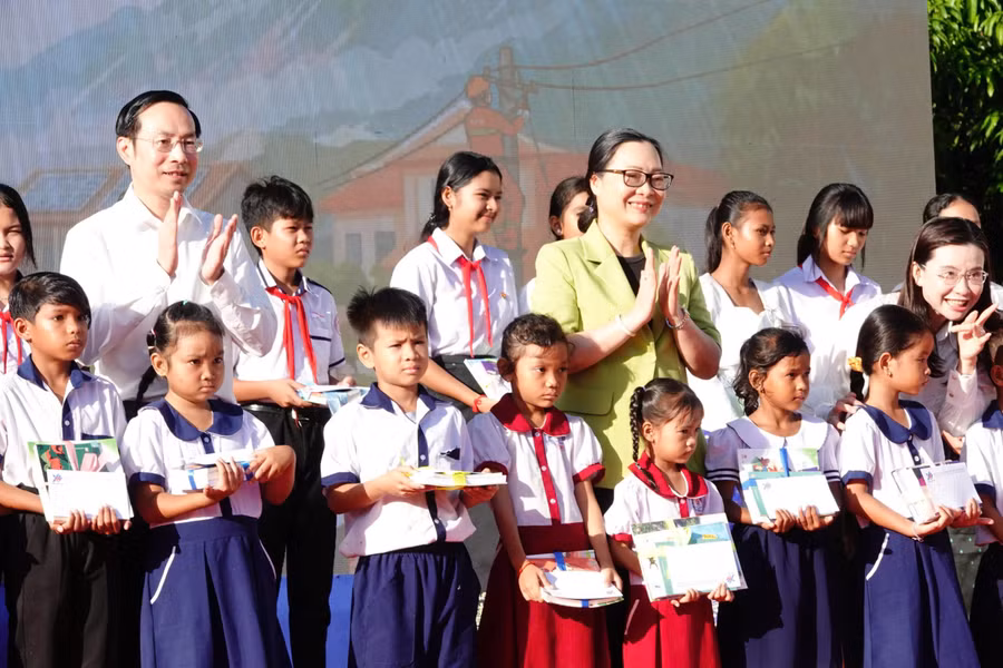 Thứ trưởng Bộ GD&ĐT em Nguyễn Thị Quyên Thanh và Chủ tịch HĐND tỉnh An Giang Nguyễn Thanh Nhàn trao học bổng cho các em học sinh.