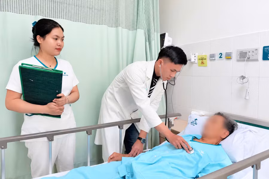 Bác sĩ thăm khám cho bệnh nhân.
