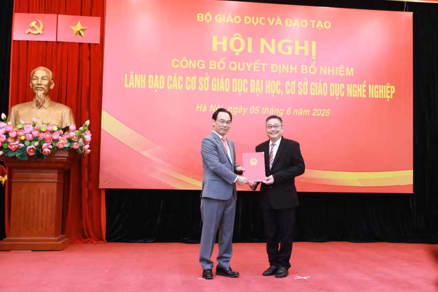 Bộ trưởng Bộ GD&ĐT Hoàng Minh Sơn trao Quyết định bổ nhiệm TS Nguyễn Hữu Thọ giữ chức Hiệu trưởng Trường ĐH Kiên Giang.