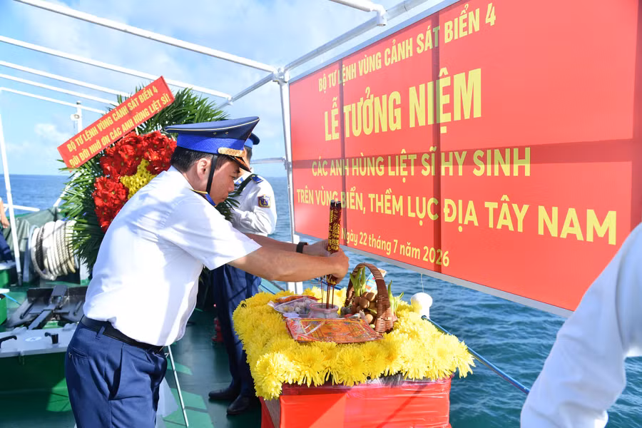 0-thang-7-canh-sat-bien.jpg