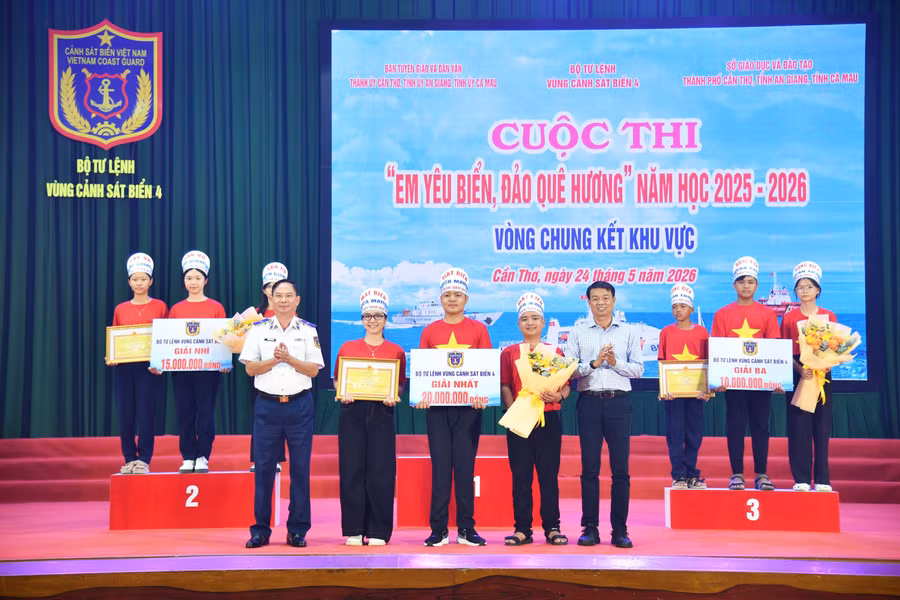Ban Tổ chức trao giải Nhất cho Đội thi “Mắt Biển” của tỉnh Cà Mau.