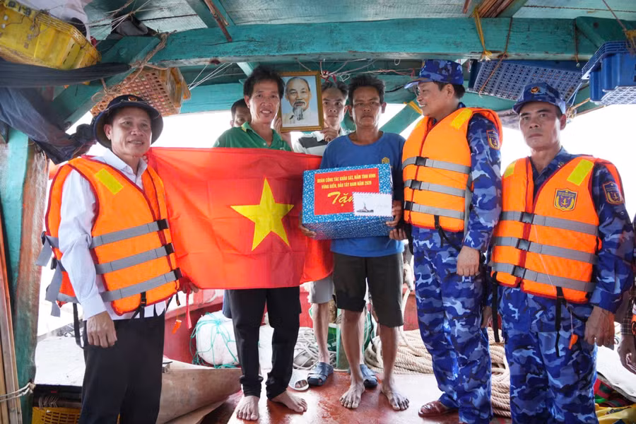 Thiếu tướng Trần Văn Xuân, Phó Chính ủy Cảnh sát biển Việt Nam, động viên và tặng quà ngư dân đang khai thác hải sản trên biển.