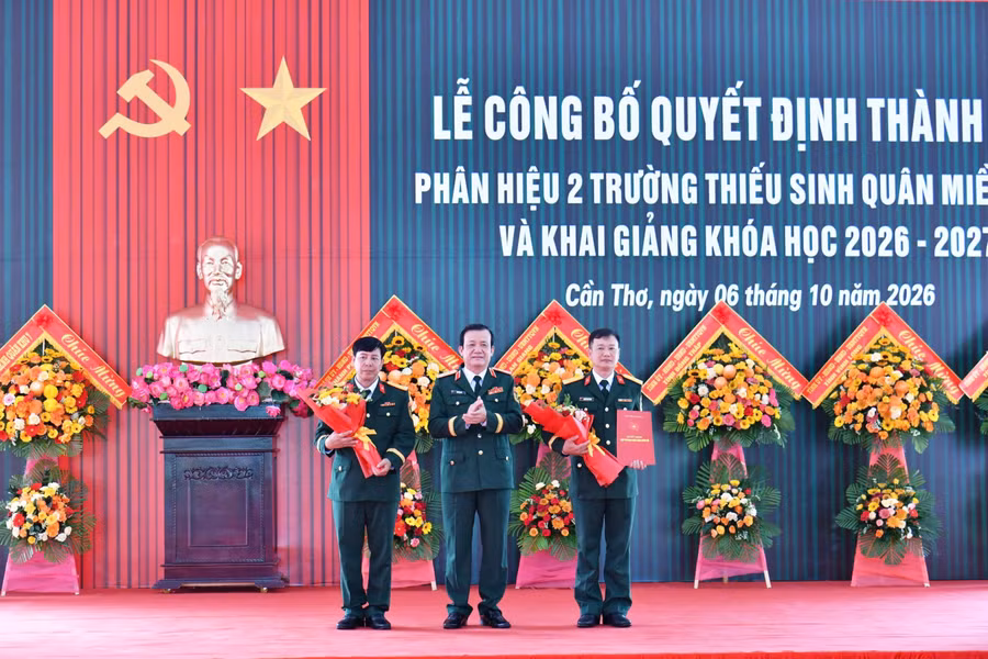 Trung tướng Hồ Văn Thái, Chính ủy Quân khu 9, trao Quyết định thành lập Đảng bộ Phân hiệu 2. 0-phan-hieu-2-0.jpg