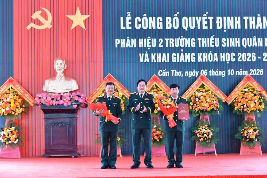 Trung tướng Nguyễn Xuân Dắt, Tư lệnh Quân khu 9, trao Quyết định thành lập Phân hiệu 2 Trường Thiếu sinh quân miền Nam. 0-phan-hieu-2-1.jpg