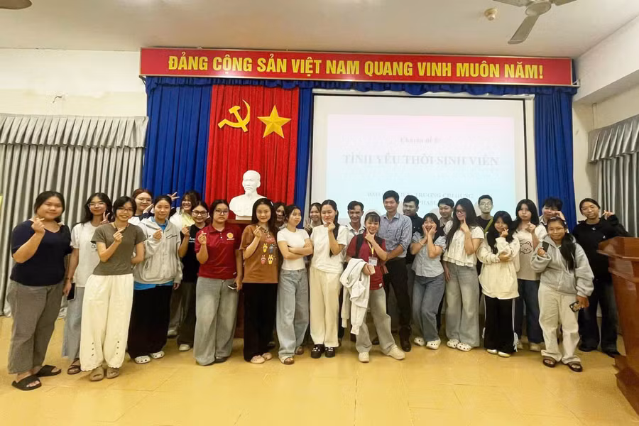 ThS Trương Chí Hùng cùng các sinh viên tại chuỗi chuyên đề về kỹ năng và đời sống sinh viên.