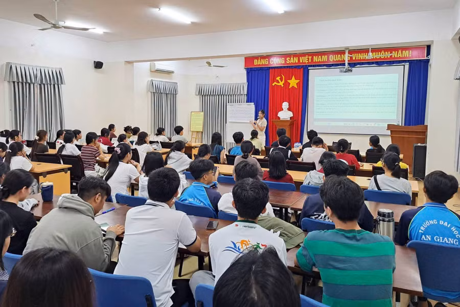 0-sinh-vien-agu-3.jpg