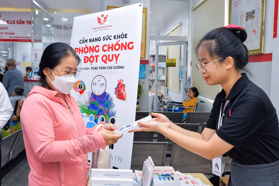 Hàng nghìn quyển Cẩm nang phòng chống đột quỵ được trao tay người dân tại Cần Thơ. Ảnh: BVCC.