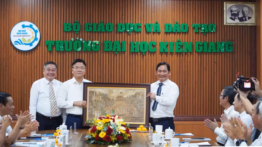 Đại diện Nhà trường tặng quà Phó Thủ tướng Lê Thành Long. 