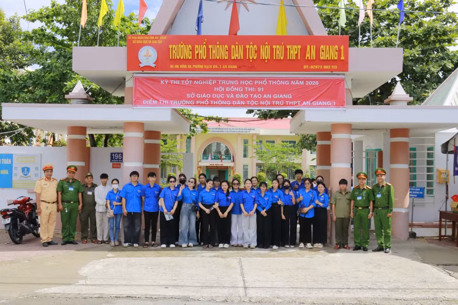 Lực lượng Công an và tình nguyện viên tại Điểm thi Trường Phổ thông Dân tộc Nội trú THPT An Giang 1.