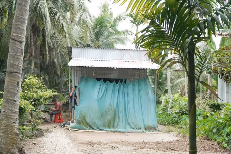 Lực lượng chức năng tiến hành khám nghiệm hiện trường, khám nghiệm tử thi.