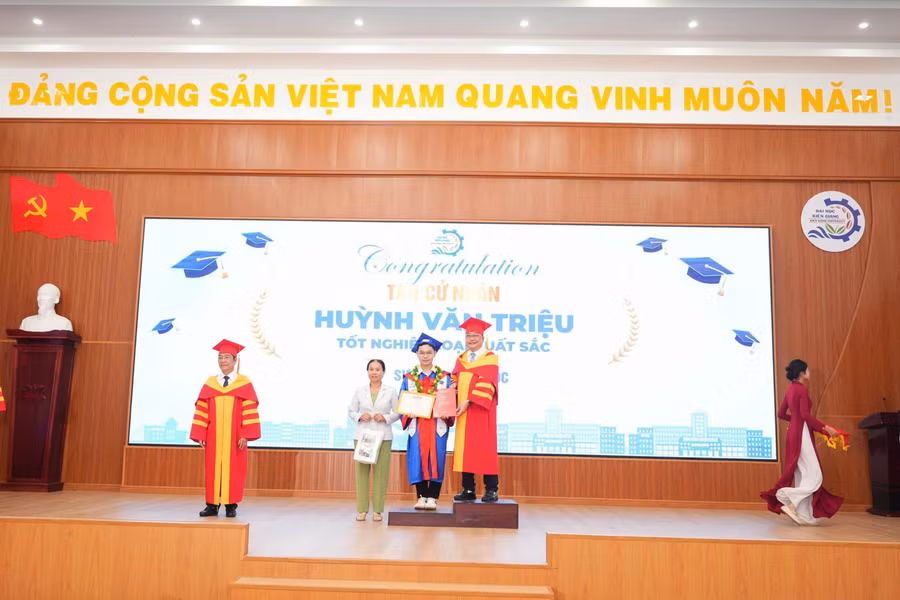 0-kgu-tot-nghiep0.jpg