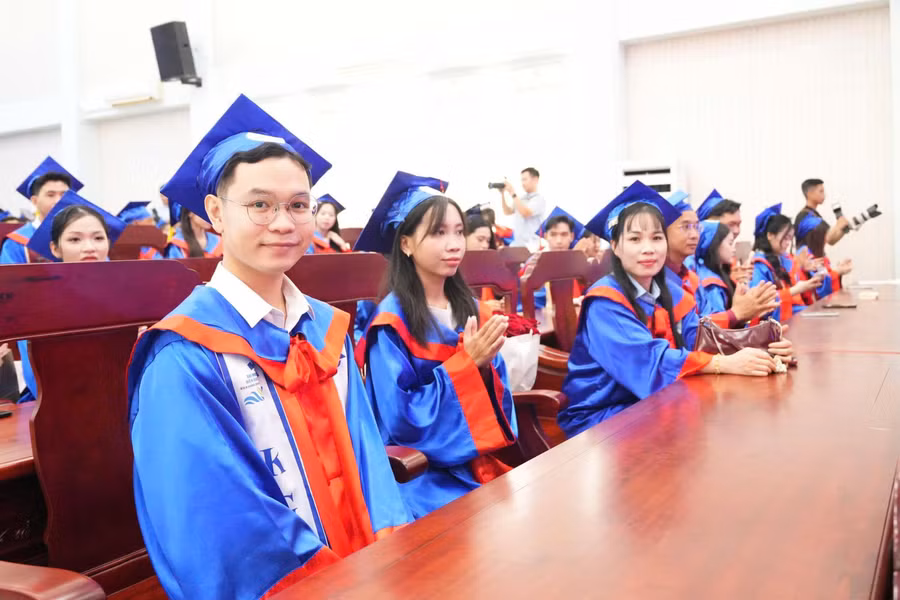 0-kgu-tot-nghiep-9605.jpg