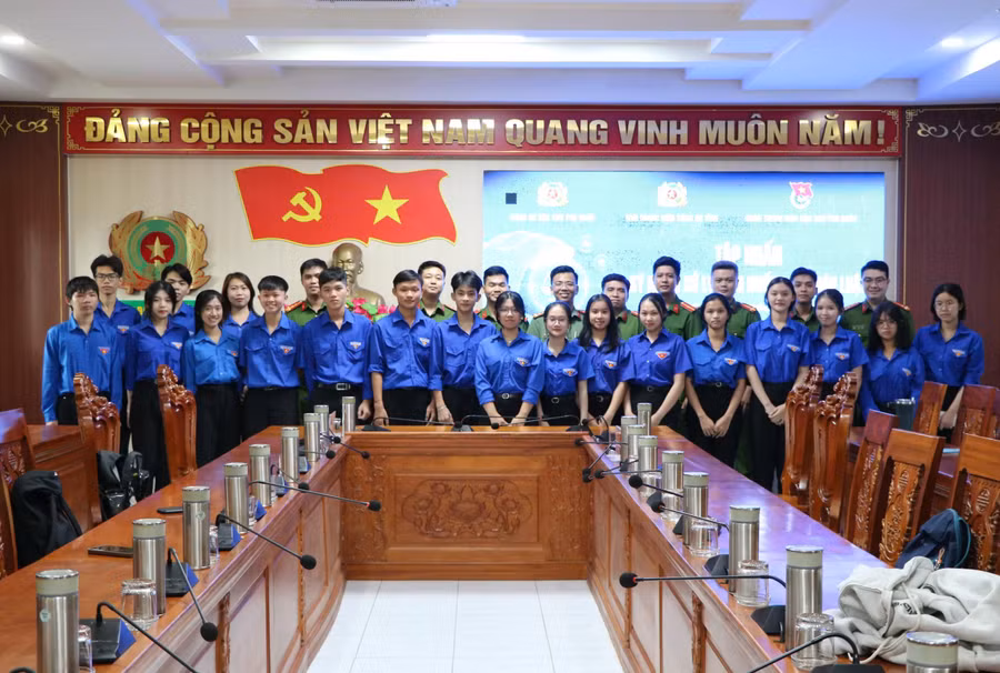 Ban Tổ chức chụp ảnh lưu niệm cùng các đoàn viên.
