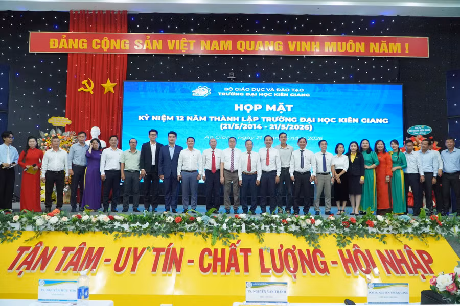 Lãnh đạo nhà trường cùng các đại biểu, thầy cô giáo chụp ảnh kỷ niệm tại buổi họp mặt.