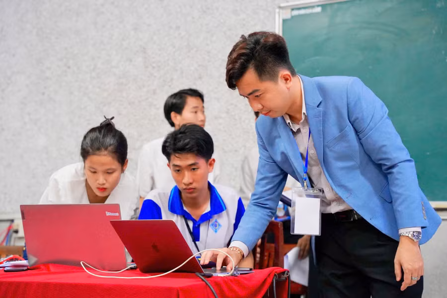 Ths Huỳnh Ngọc Thái Anh tại buổi tập huấn "Nâng cao năng lực số cho sinh viên". 