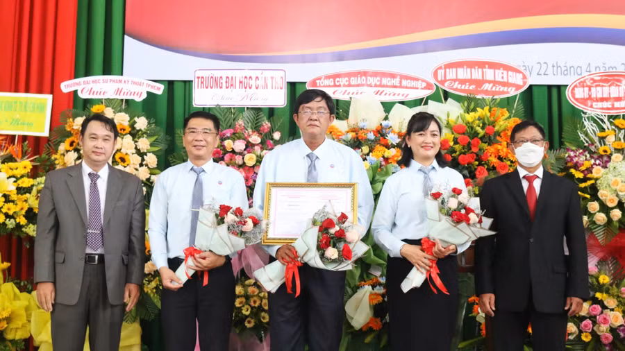 60nam-cd-kien-giang-01.jpg