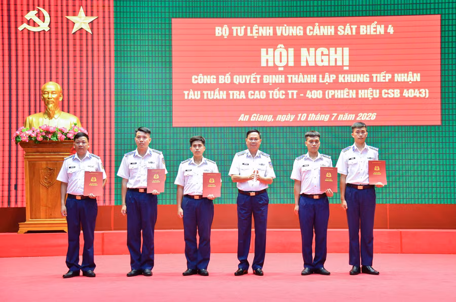 0-tau-tuan-tra-6.jpg