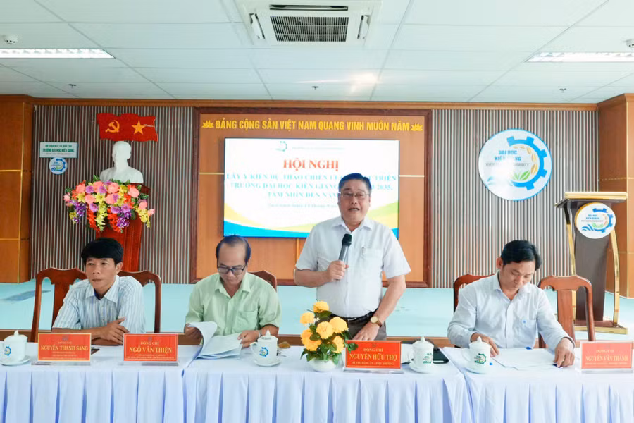 TS Nguyễn Hữu Thọ, Bí thư Đảng ủy, Hiệu trưởng Trường ĐH Kiên Giang, phát biểu tại Hội nghị.