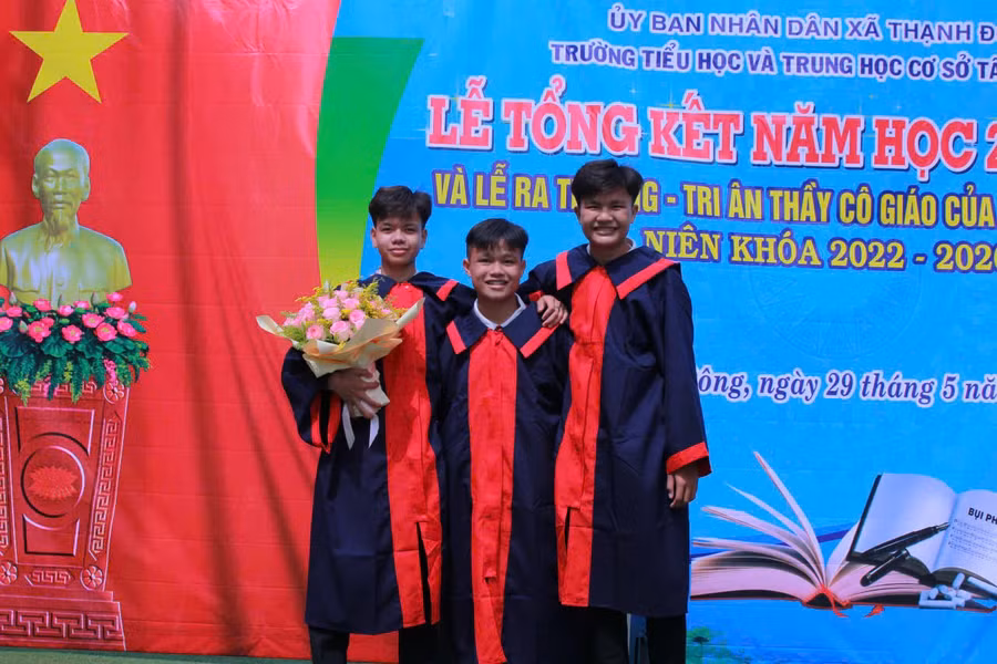 ag-tuyen-sinh-10.jpg