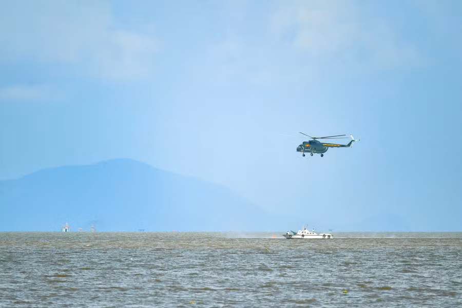 Huấn luyện bay treo cấp cứu người trên biển tại vùng biển thuộc phường Rạch Giá, tỉnh An Giang.